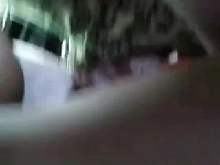 दो लोग फोटो मॉडल को सेक्सी हिंदी एचडी फुल मूवी फोटोशन पर पोज देने में मदद करते हैं